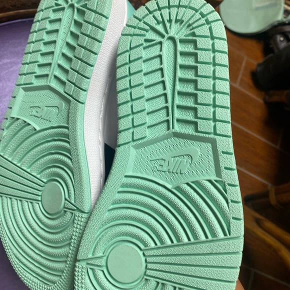 Air Jordan 1 Low Emerald Rise 553558-117 - Picture 2 of 12